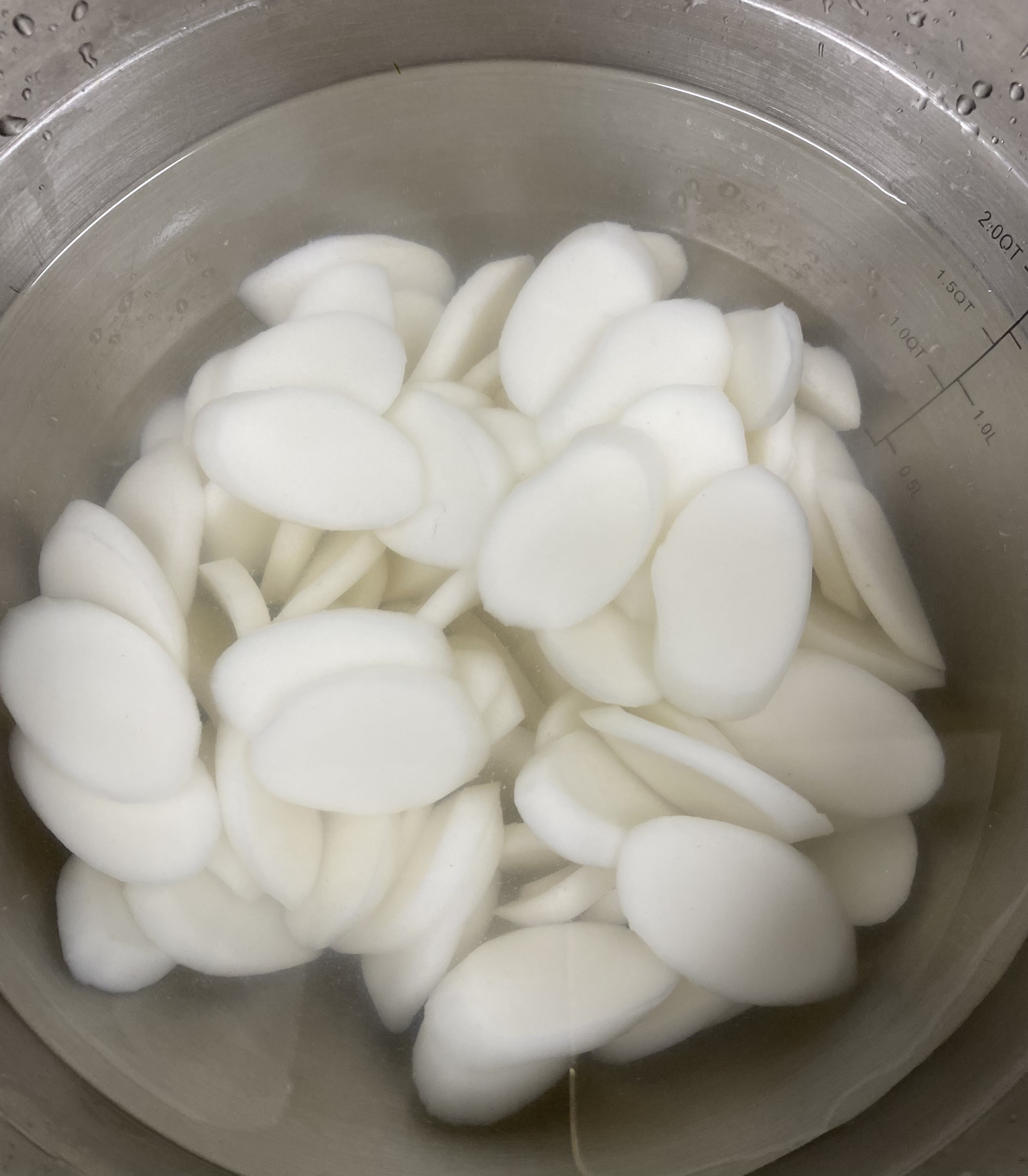 물에 담궈둔 쌀떡국떡