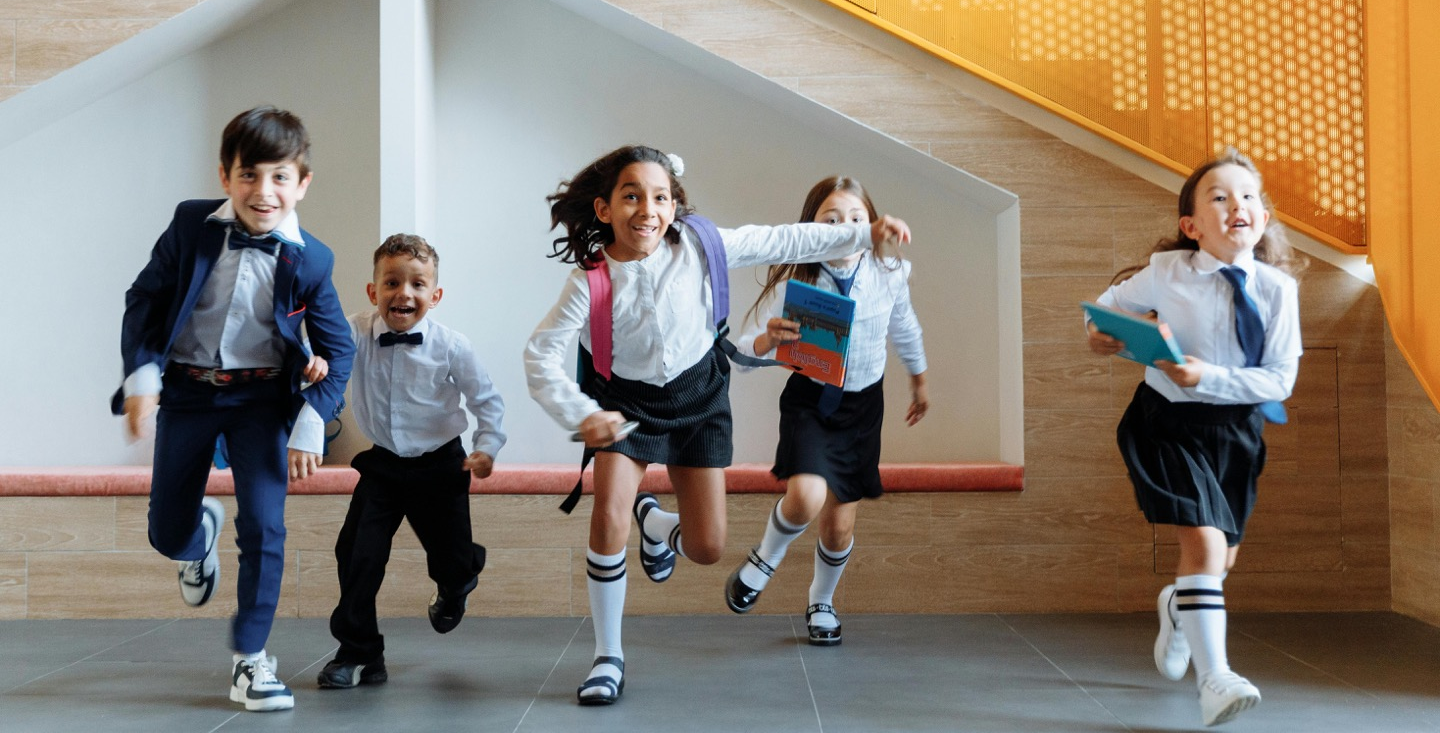 강당에서 신 나게 달리는 아이들 사진