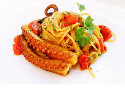 지중해의 풍미 – 그리스 기로스, 무사카, 그리고 지중해의 맛