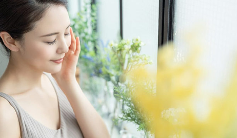 얼굴을 만지는 여성