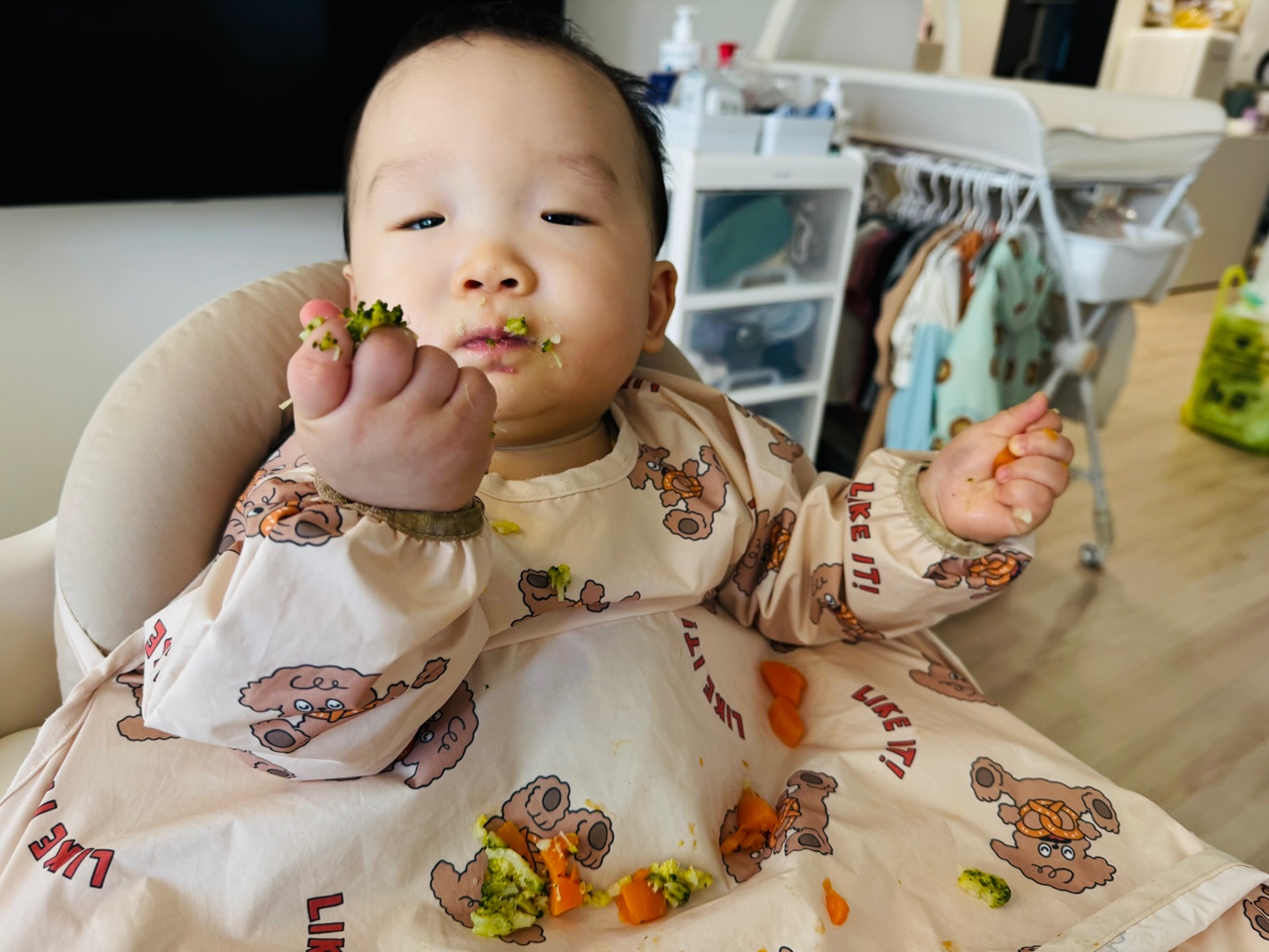 브로콜리를 손에 쥔 채 식사 중인 9개월 아기 찬솔이의 모습