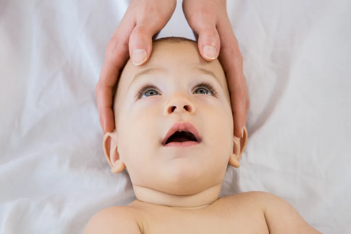<a href="https://kr.freepik.com/free-photo/hands-of-a-mother-touching-head-of-her-baby-boy_976751.htm#fromView=search&page=1&position=26&uuid=c1c87aa6-38de-41d7-bb14-dcf96ec97ad0">작가 peoplecreations 출처 Freepik</a>