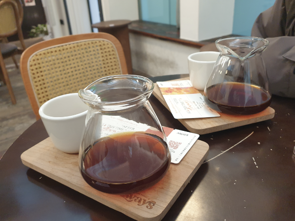 테이블 위에 서버와 커피잔 세트가 2개 놓여 있다.