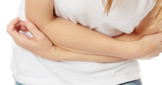 배를-자신의-양팔로-감싼-여성