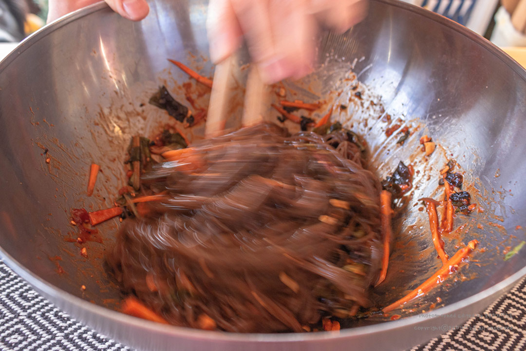 잘 섞어서 먹는다