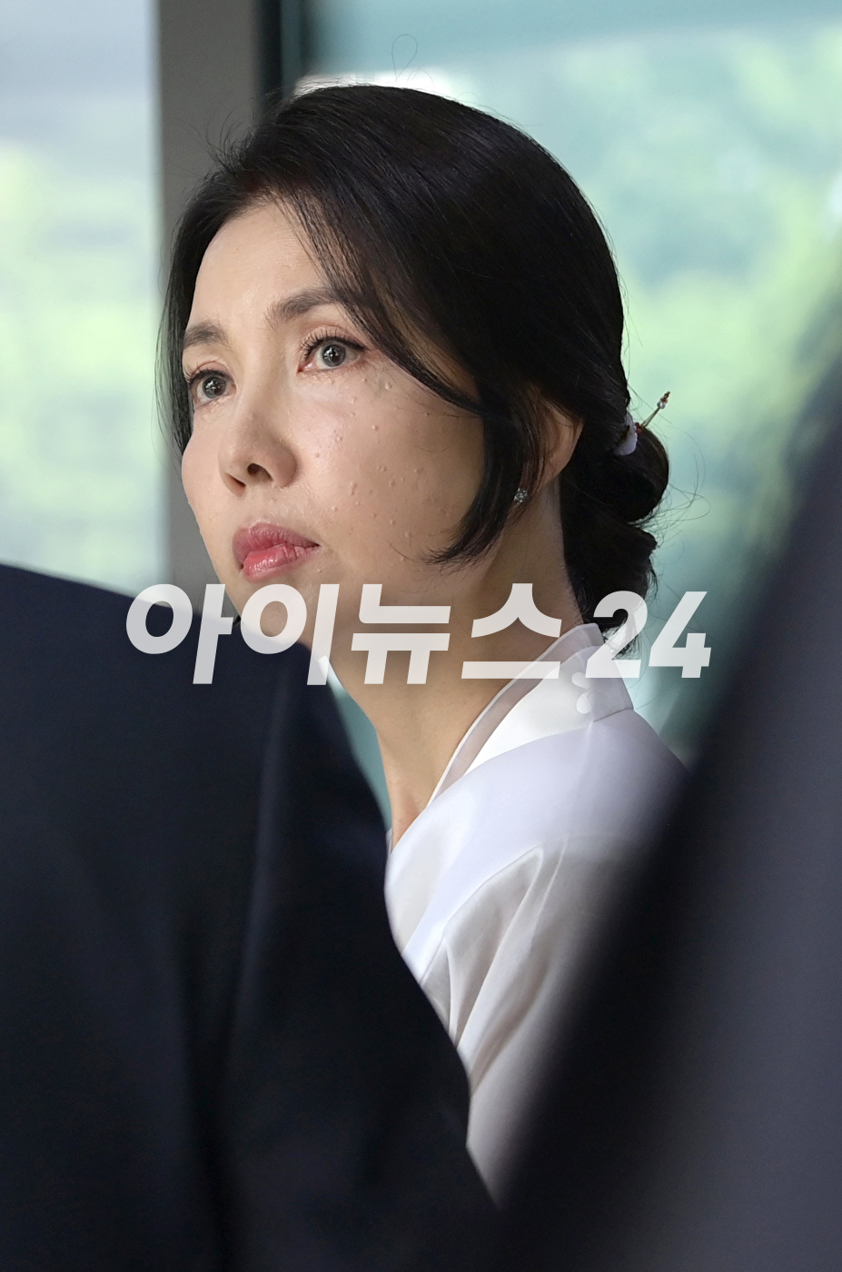 '한복 곱게 입은 안사돈들'백지연 전 앵커와 정몽원 HL그룹 회장의 부인 홍인화 씨가 2일 서울 종로구 도렴동 종교교회에서 열린 백 전 앵커의 외아들 강인찬 씨와 정몽원 회장의 차녀 정지수 씨의 결혼식을 앞두고 취재진들에게 감사 인사를 전하고 있다. [사진=정소희 기자]