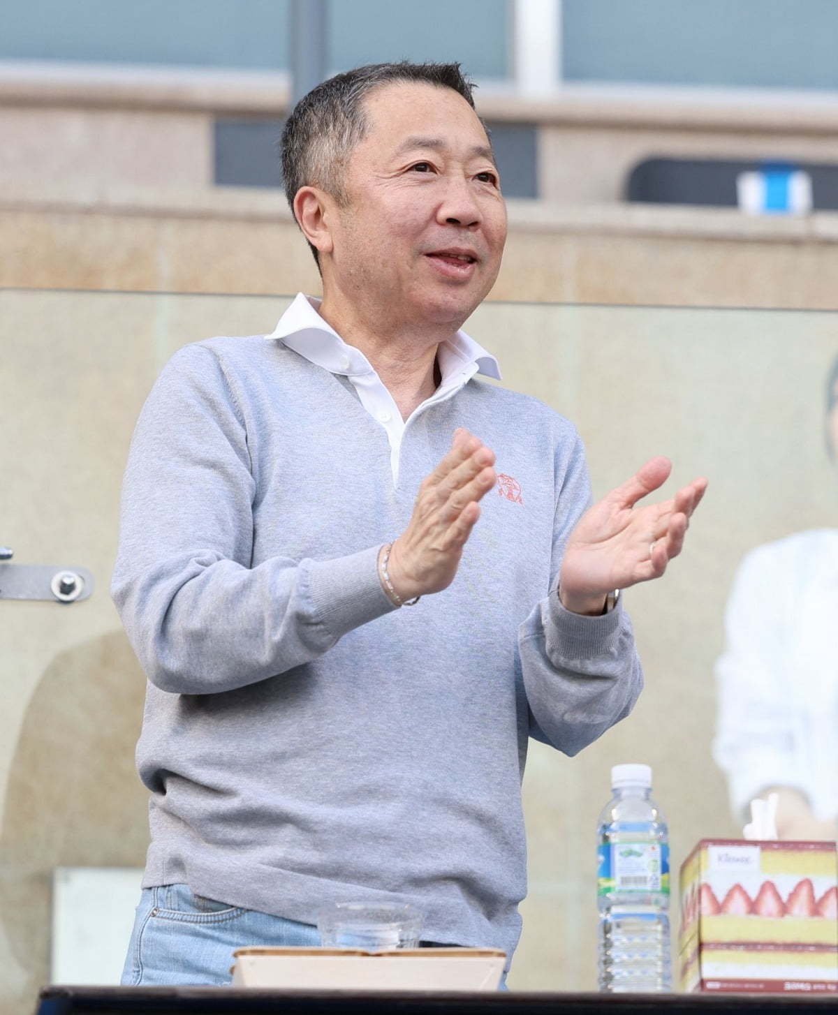 두산 베어스 구단주인 박정원 두산그룹 회장이 5월 18일 잠실야구장을 찾아 두산 베어스를 응원하고 있다.