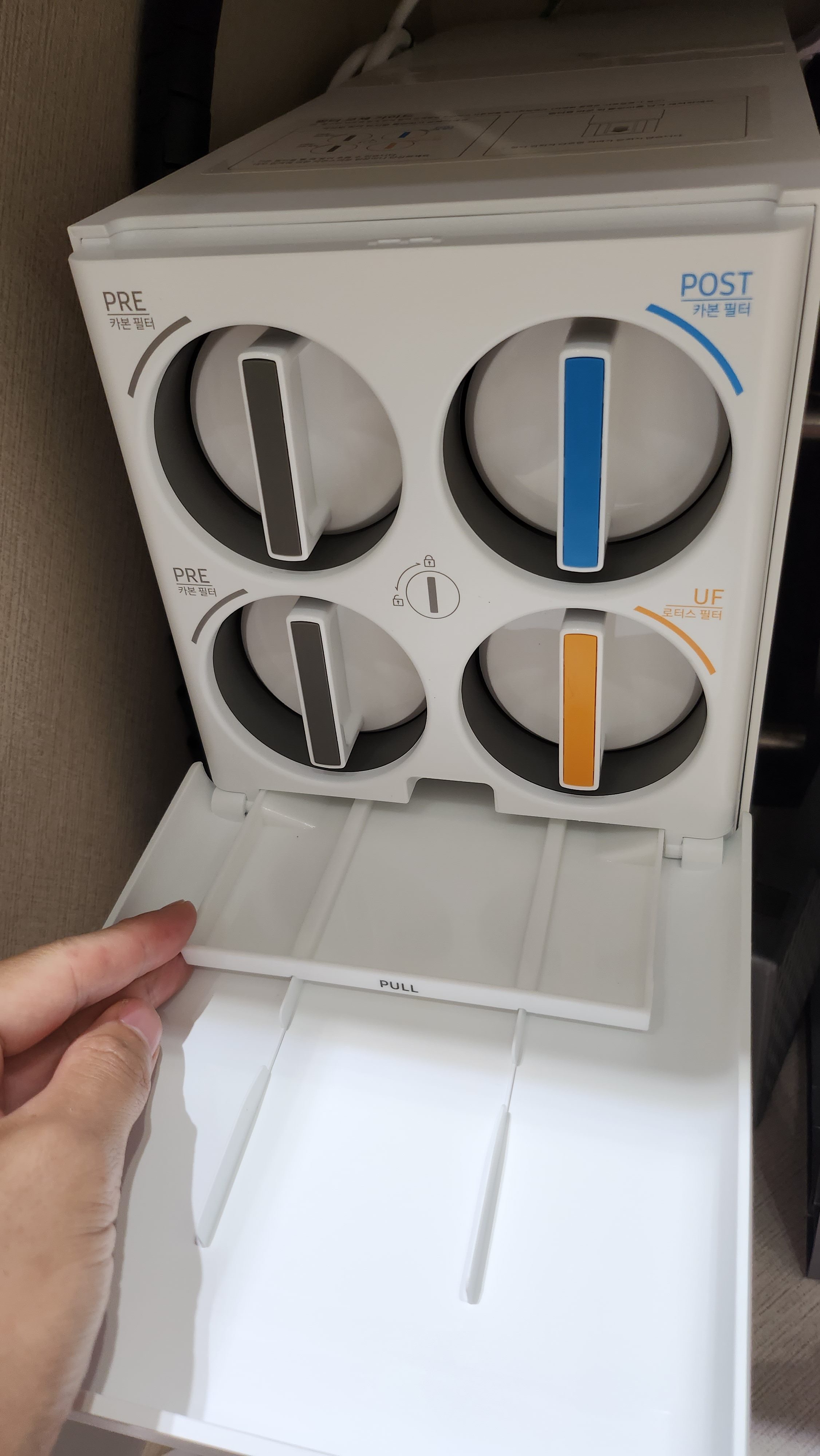 5단계 물받이를 당겨서 분리 후 세척