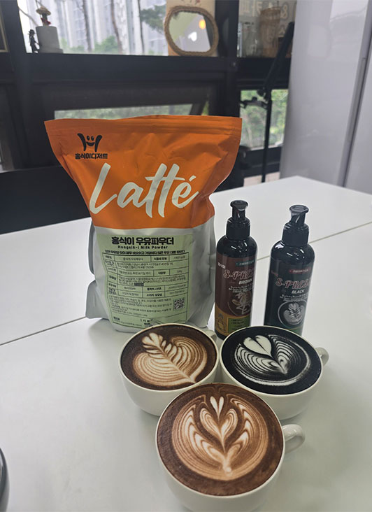 홍식이 에스프레소 용액과 우유파우더로 만든 라떼아트