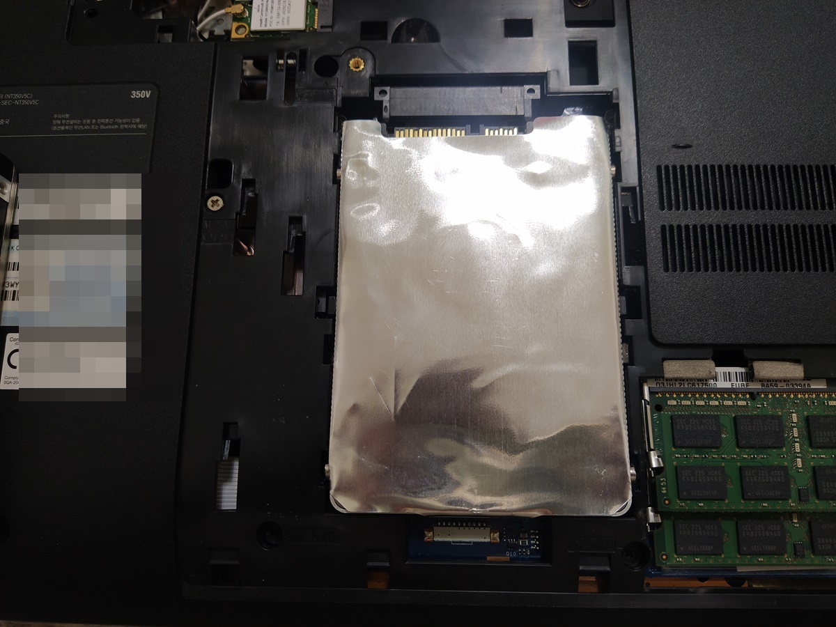 하드디스크를 제거하고 SSD로 교체하는 중&nbsp;