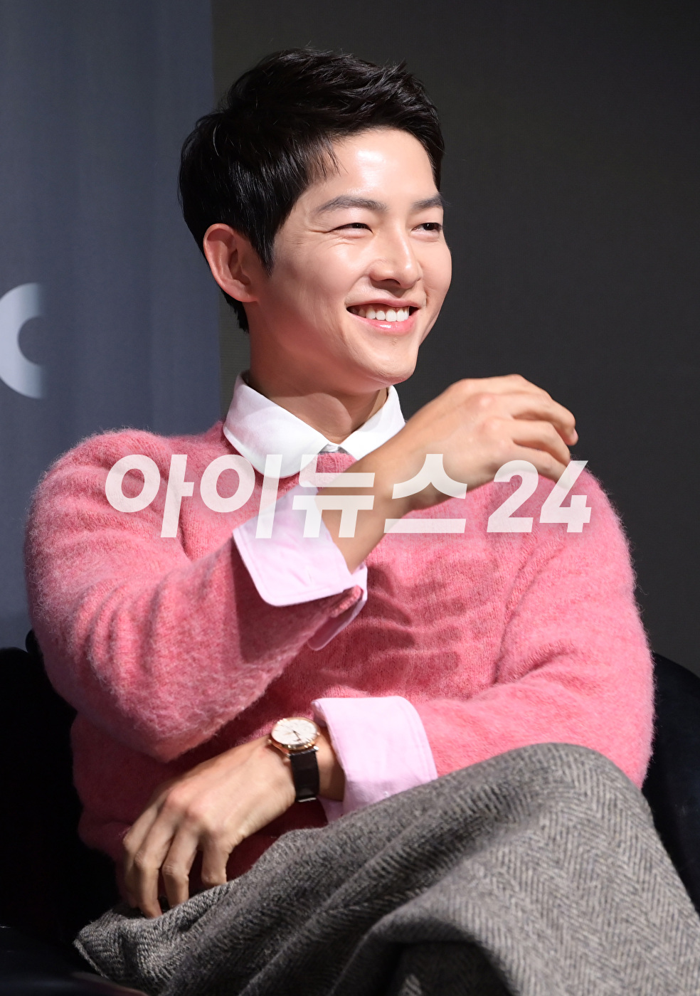 배우 송중기가 17일 오후 서울 여의도동 페어몬트 엠버서더호텔에서 열린 JTBC 새 금토일 드라마 &#39;재벌집 막내아들&#39; 제작발표회에 참석하고 있다. [사진=정소희 기자]