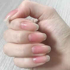 손톱에-데싱디바를-다섯-손가락-모두에-붙여놓은-모습