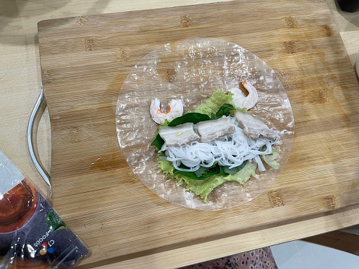 4. 준비한 고기와 새우와 삶은달걀을 넣습니다