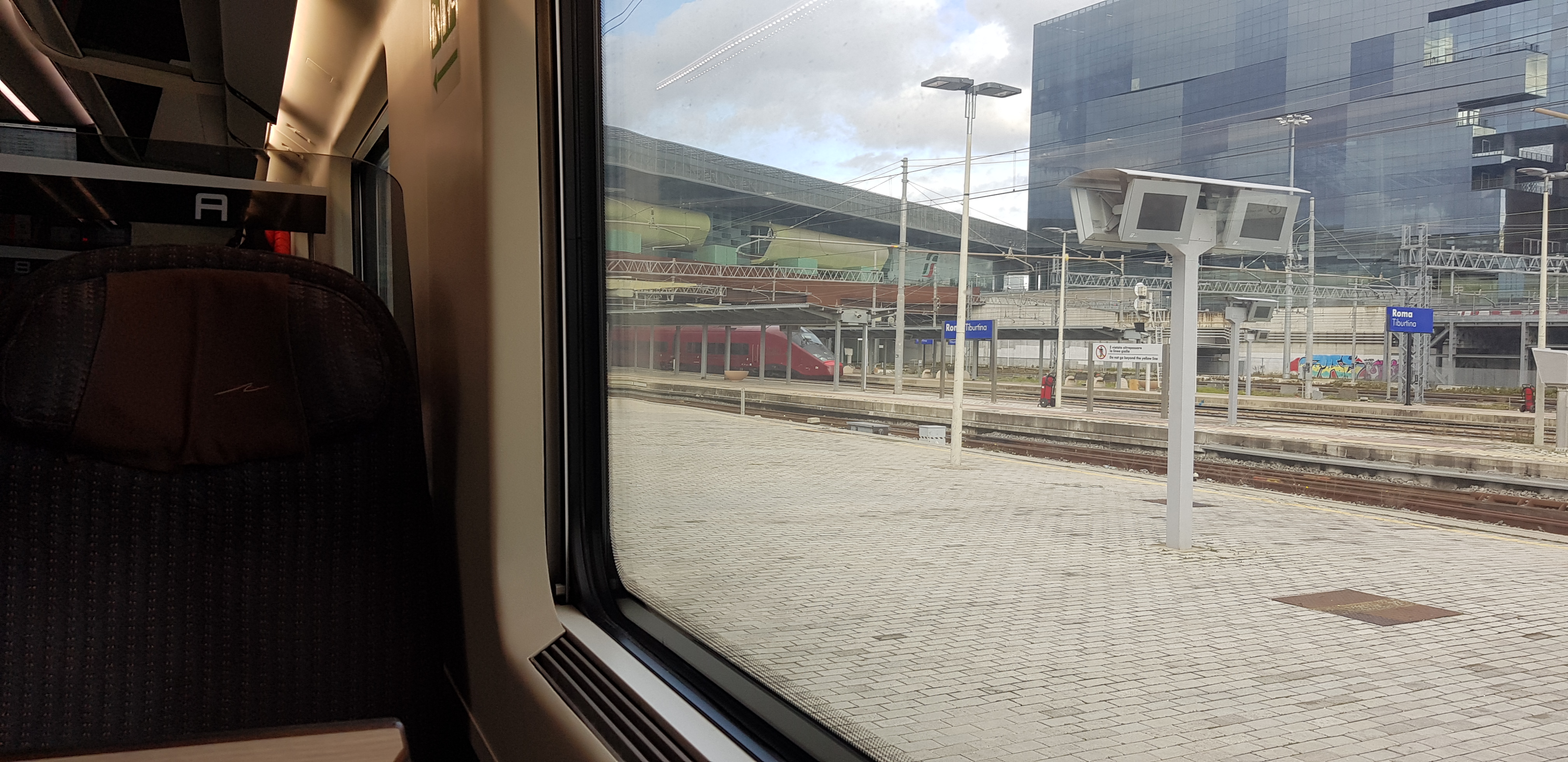 기차 안에서 본 테르미니 역 플랫폼