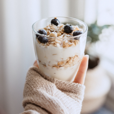 요구르트와-과일-견과류가-담긴-그릇