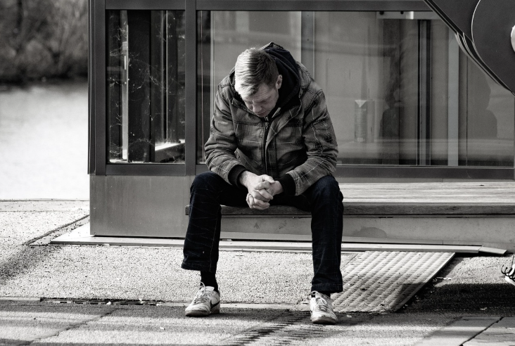 외로움을 느끼는 남자