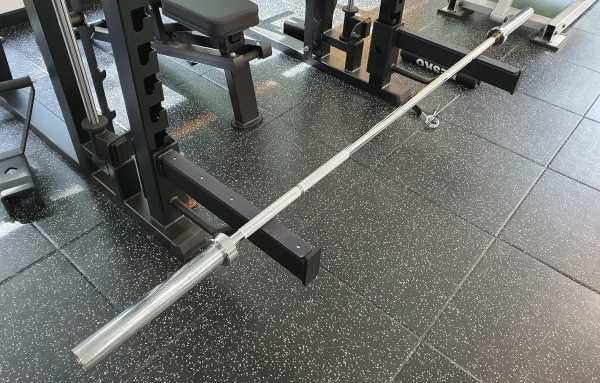 기구에-걸려있는-바벨