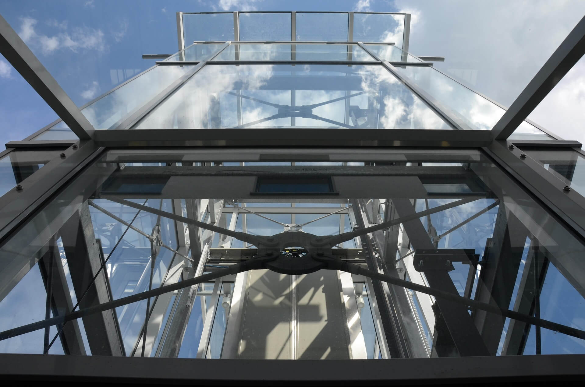 엘리베이터 꿈 해몽 총정리 🚪 위로 올라가는 꿈 vs 떨어지는 꿈의 의미는?