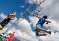 비치-발리볼하며-점프하여-땅에서-떠있는