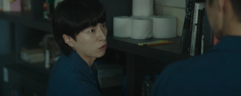 죄수복을 입고 있는 김지영 역을 연기하는 배우 정용주