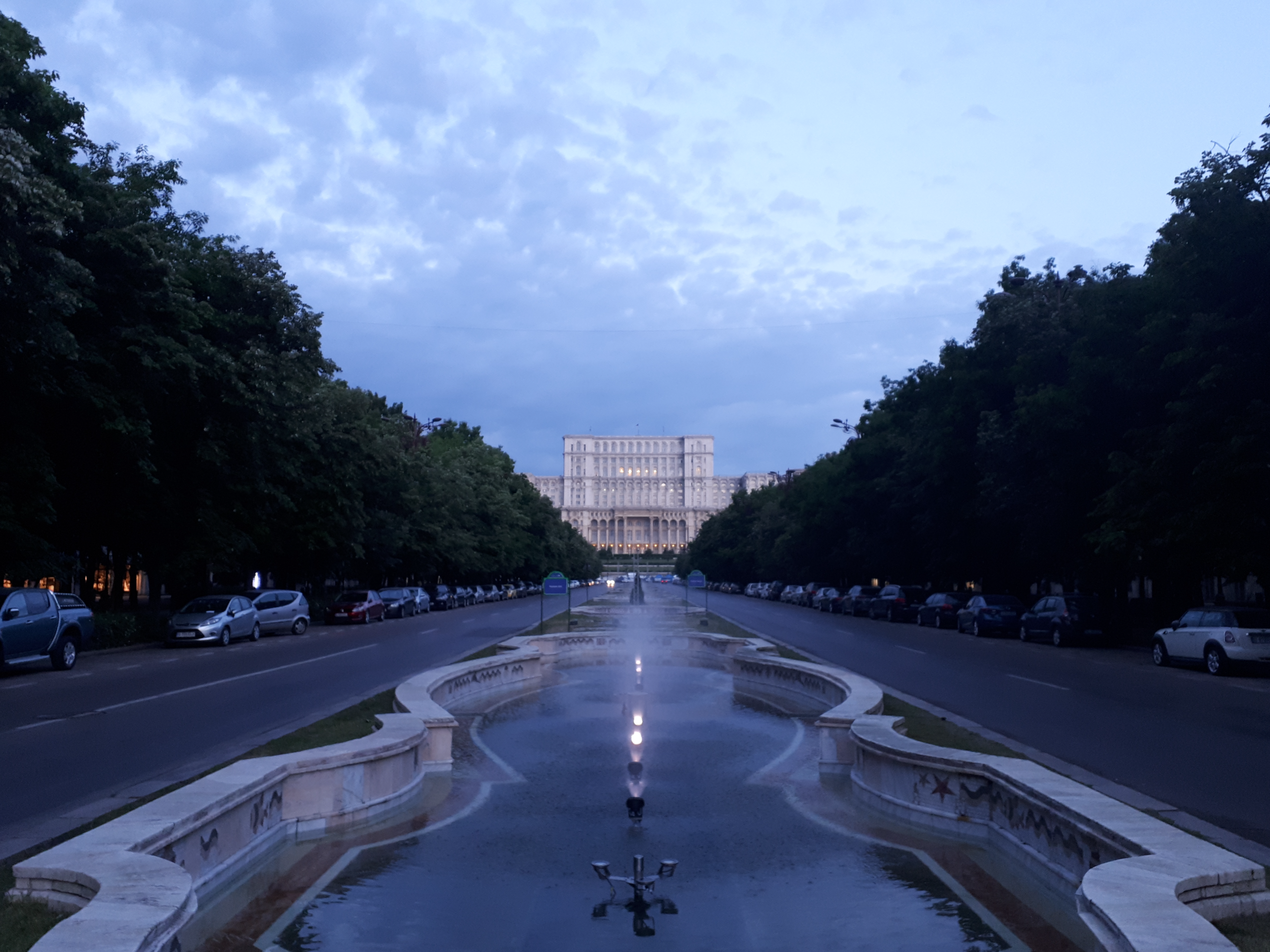 루마니아 부쿠레슈티 분수대에서 바라본 의회의 궁전