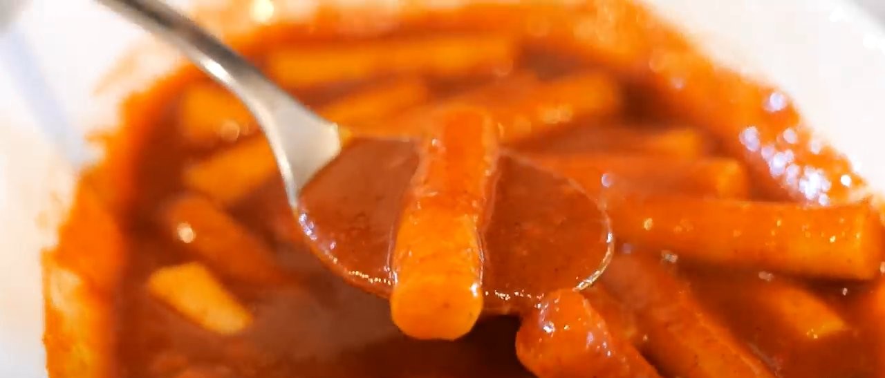떡볶이. 카레후추 맛이 아니라 매콤달콤한 빨간 양념 스타일이에요.