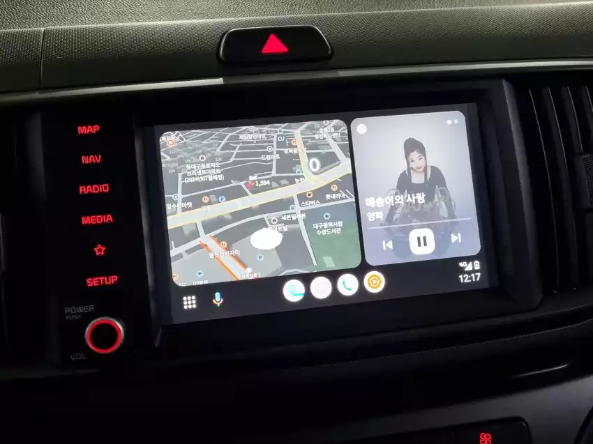 레이 EV에서 네이버 지도와 어플레이즈를 띄운 모습입니다.