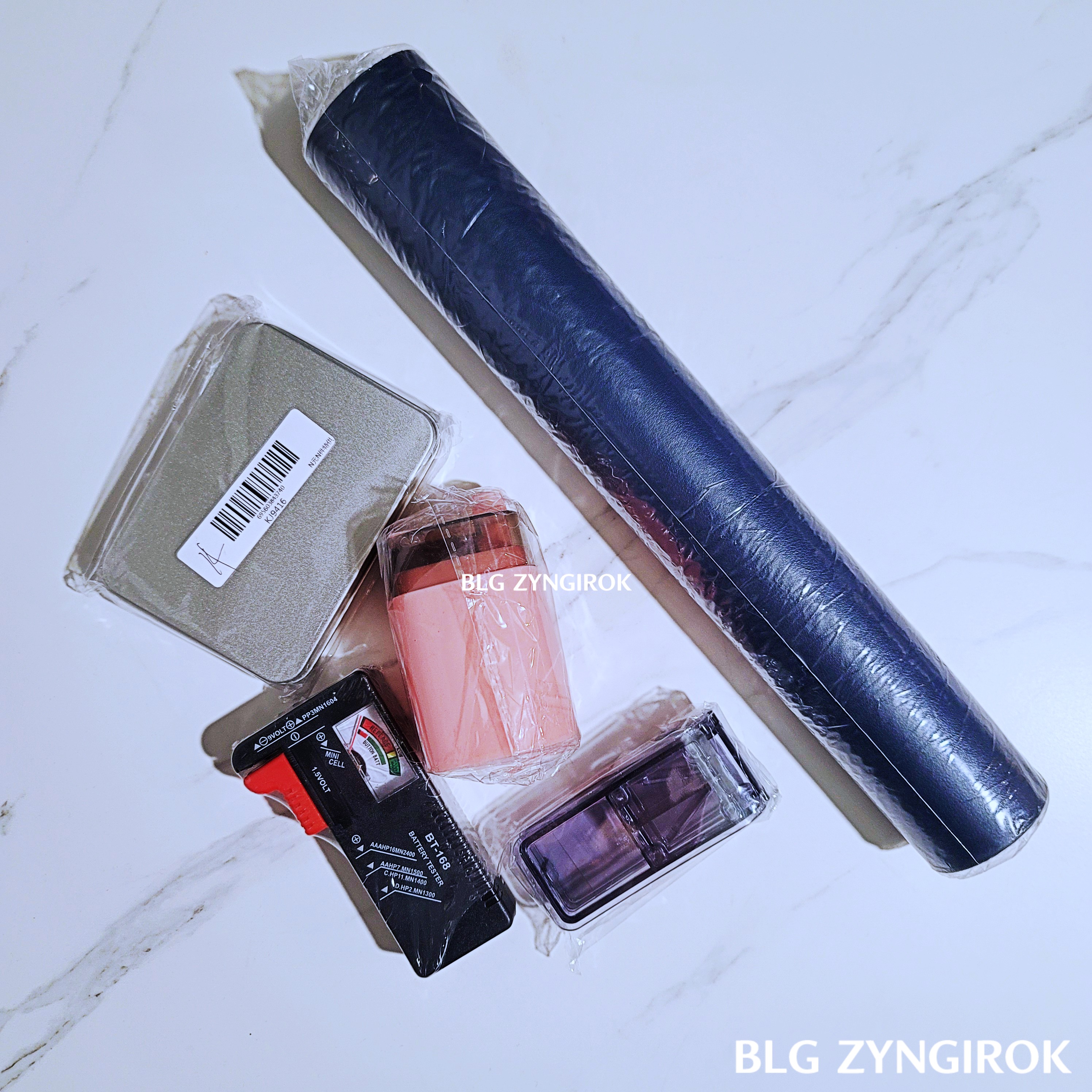 알리익스프레스에서 구매한 제품들이 테이블 위에 놓여있다.