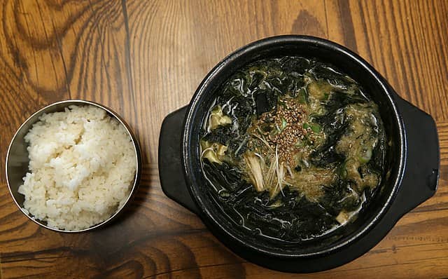 한국 vs 일본 해조류 요리 비교 (미역국 vs 미소시루, 다시마 vs 콤부)