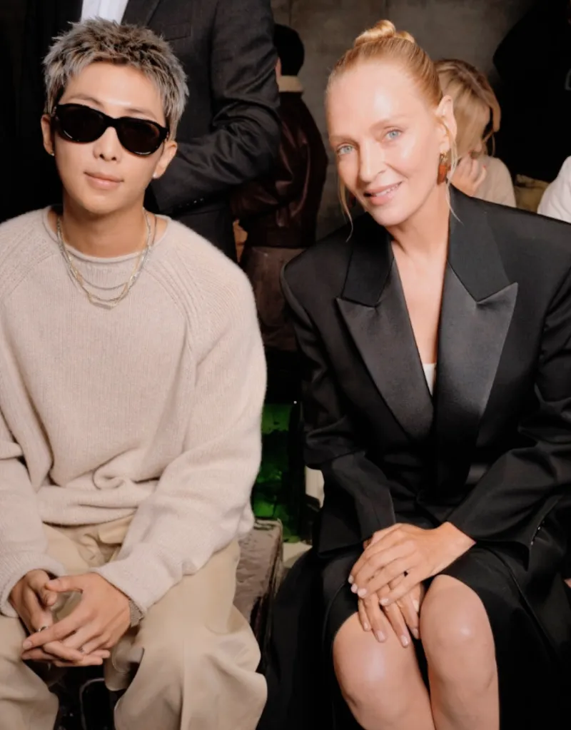 RM 보테가 베네타, RM 공항패션, BTS RM 보테가 베네타, RM 밀라노 패션위크, RM 오디세이 트롤리, 보테가 베네타 인트레치아토, 보테가 베네타 공항패션, 조용한 럭셔리, 실용적 럭셔리, BTS RM 패션, 2026 밀라노 패션위크, RM 럭셔리 패션, RM 스타일링, 보테가 베네타 가방, RM 런웨이 패션