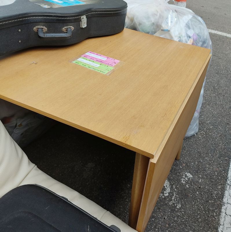 쓰레기장에 버려진 테이블