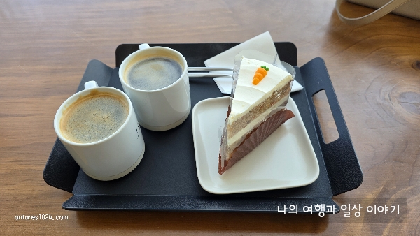 커피와-당근케이크