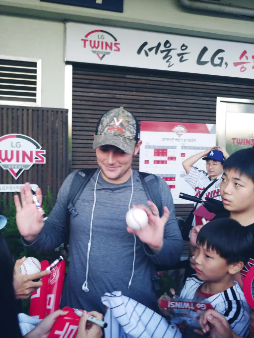 타일러 윌슨 팬 서비스 싸인