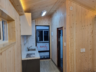 목조 농막 내부