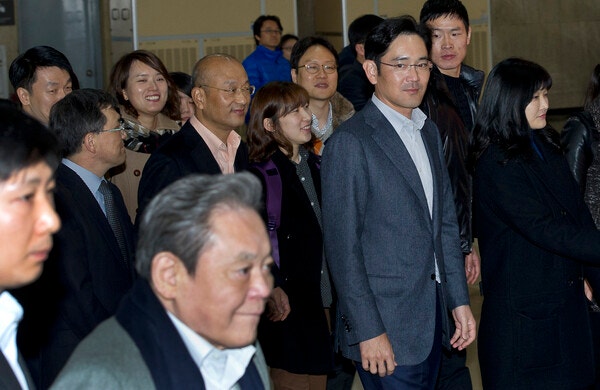 지난 2012년 12월 30일 이재용 삼성전자 당시 부회장이 해외출장을 마치고 입국하는 고(故) 이건희 당시 회장을 바라보고 있다.