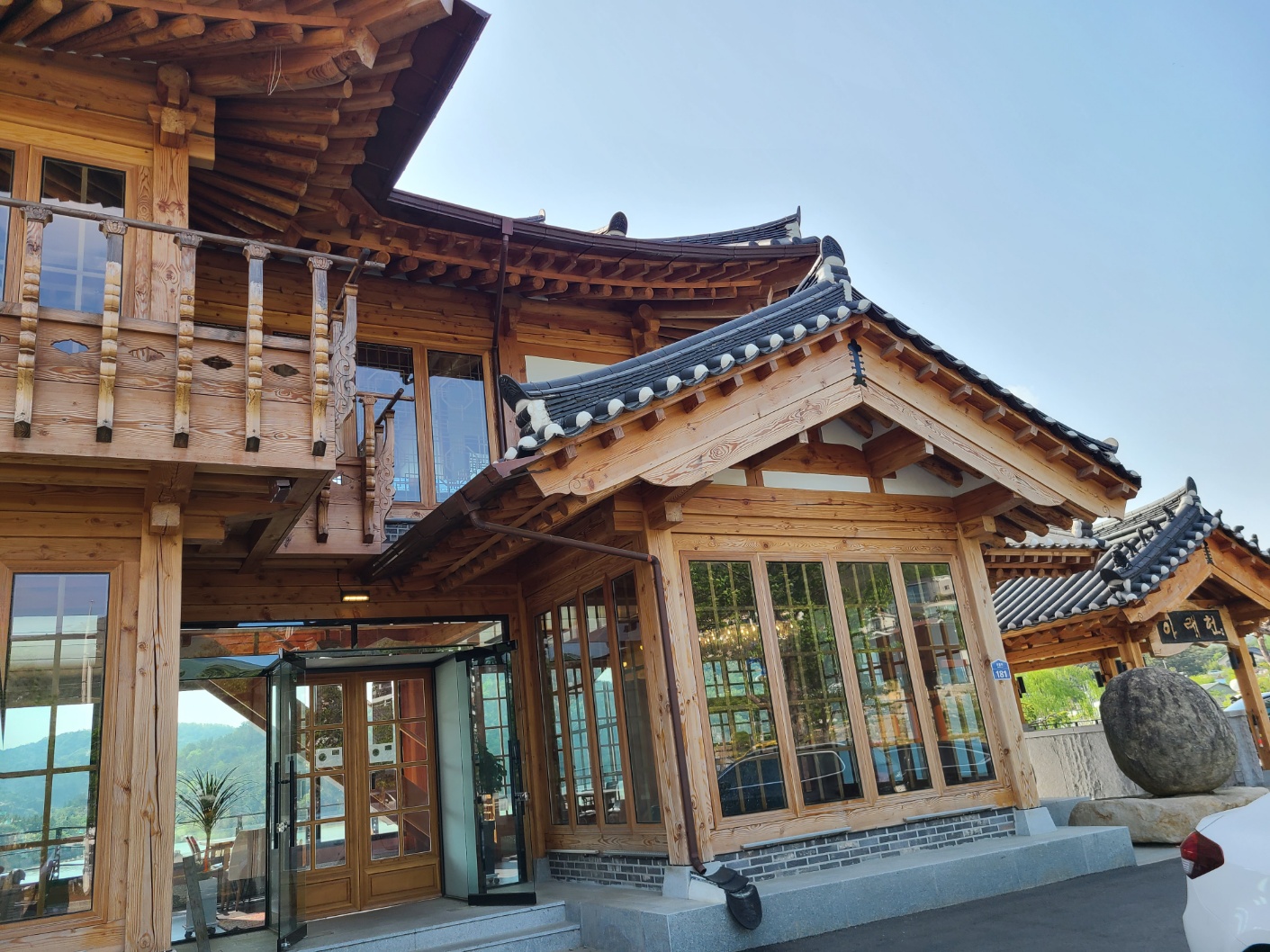 경주 카페 아래헌 외관