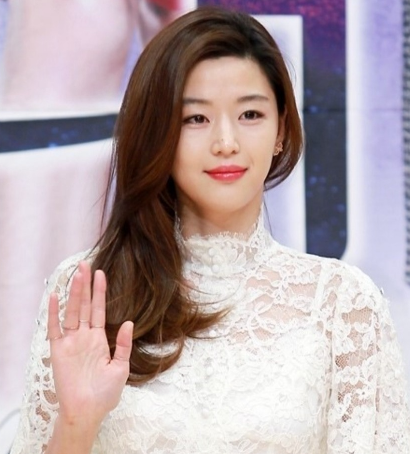 긴 머리 레이어드 컷에 어울리는 타원형 얼굴