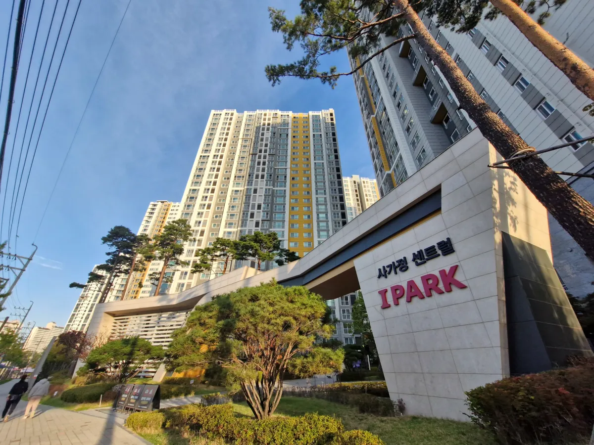 대리석으로-된-아파트-문주와-소나무가-돋보이는-사가정-센트럴아이파크