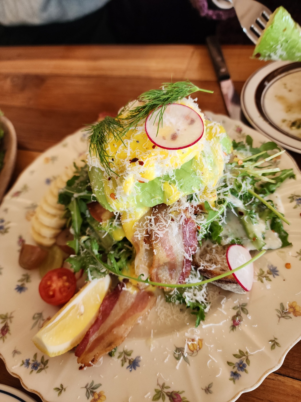 아보카도 에그베네딕트 아보카도와 계란 베이커 각종채고와 과일 빵이 상큼한 드레싱이 뿌려져나오는메뉴