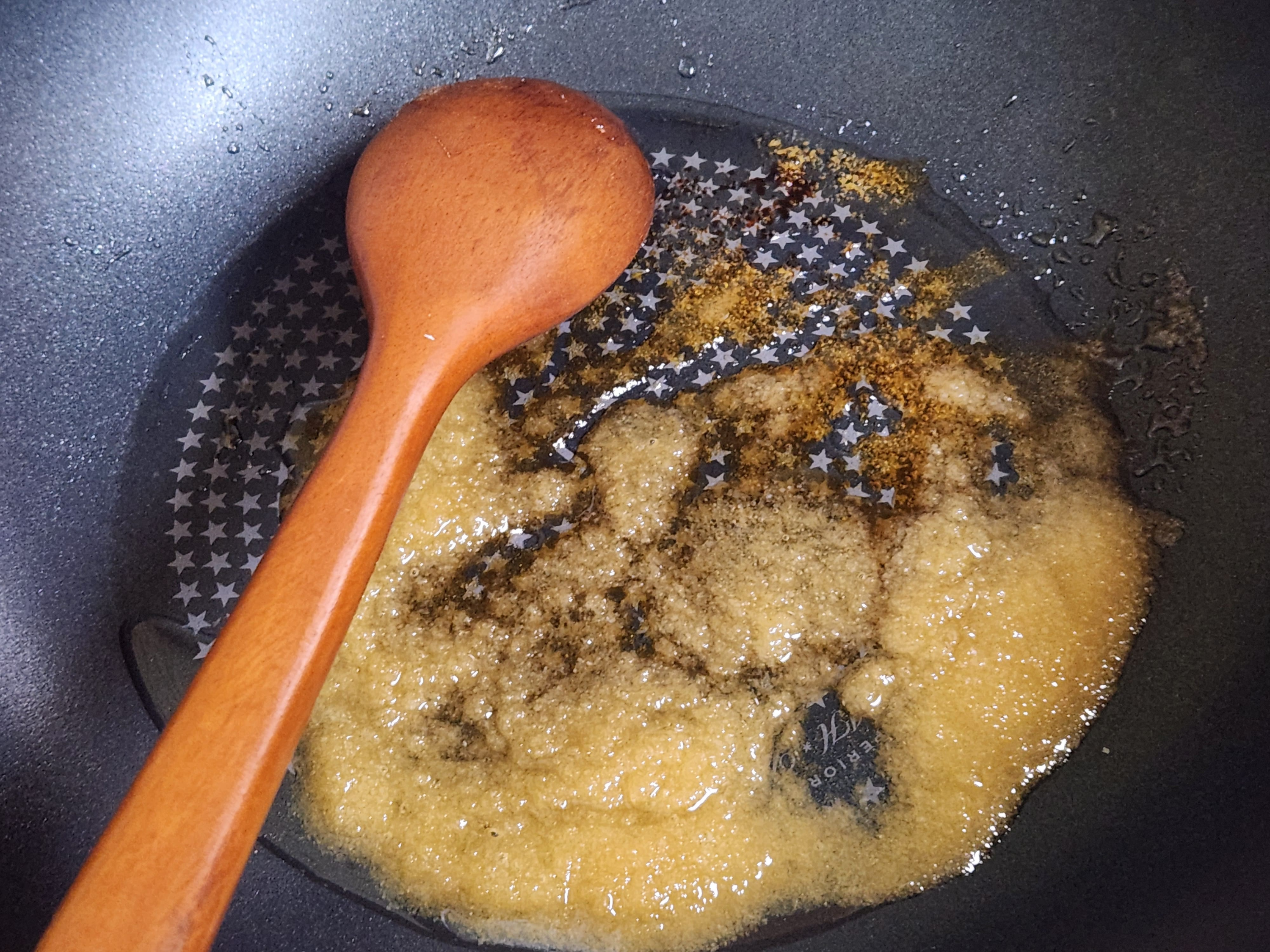 설탕을 젓지말고 천천히 녹여주기