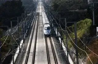 고속으로 달리는 KTX 모습
