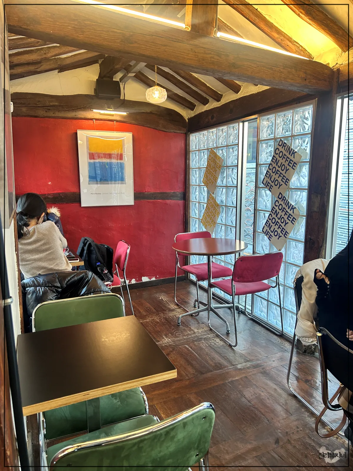혜화-근처-한옥카페-삼원샏-내부-다양한-2인석-공간