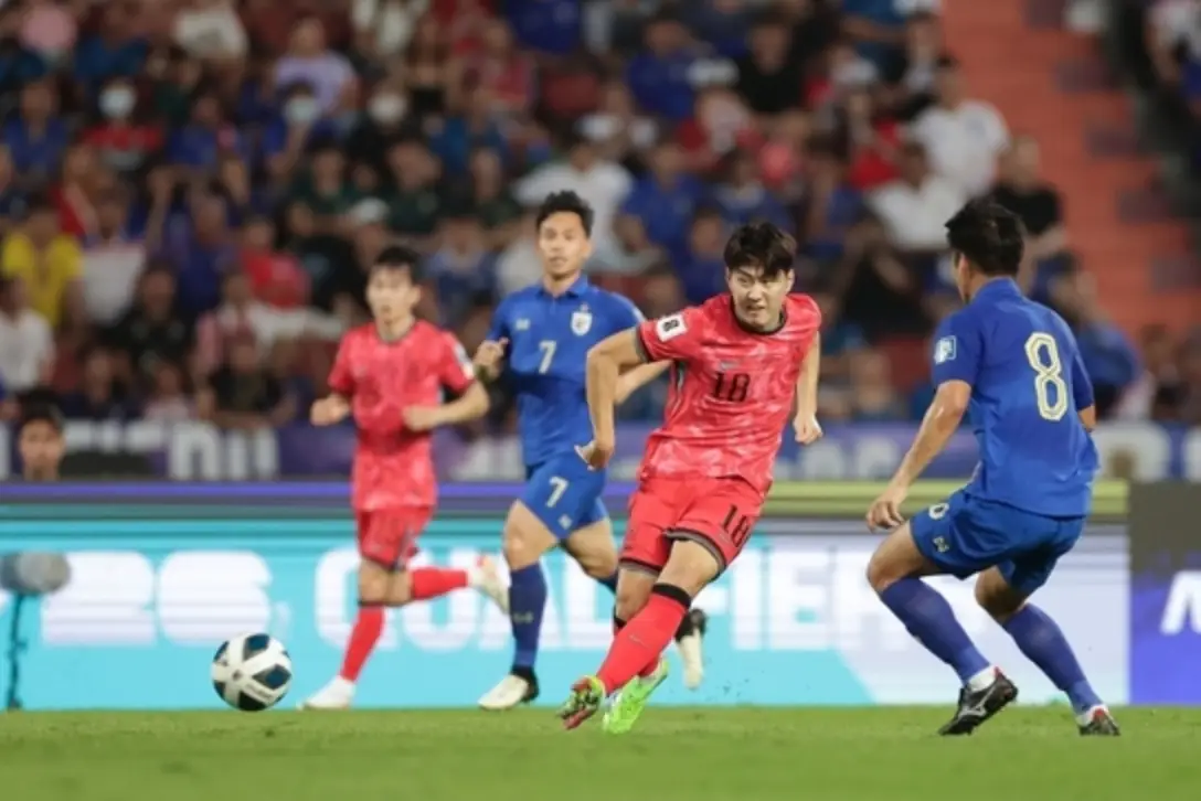 태국전- 붉은 유니폼 이강인이 볼을 좌측으로 드리블하고 이를 막으려 달려오는 파란유니폼 태국선수