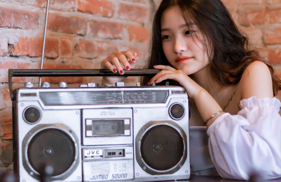 라디오 청취하는 모습