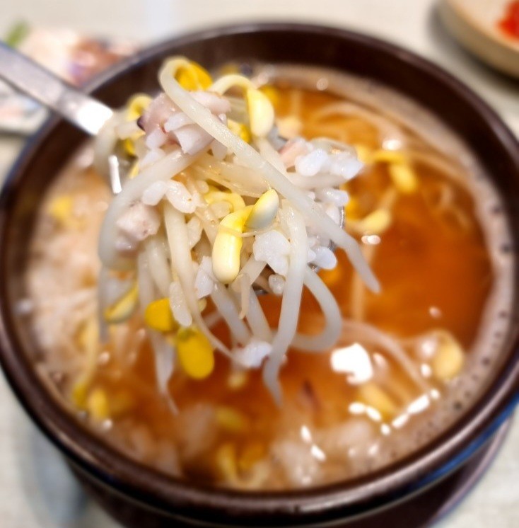 콩나물 국밥과 반찬을 함께 먹는다.
