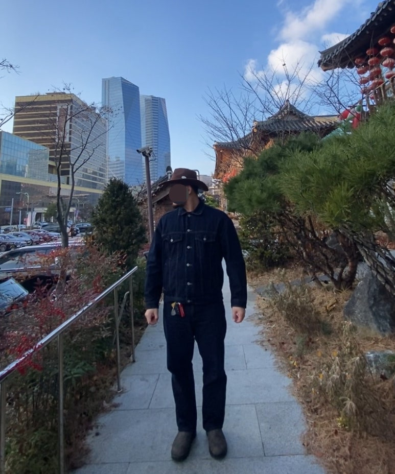 데일리룩('25. 12. 14.)유니버셜 케미스트리 페도라 카우보이모자 웨스턴모자, 무신사스탠다드 생지 데님트러커재킷, 무신사스탠다드 생지 데님팬츠, 블런드스톤 585 러스틱브라운