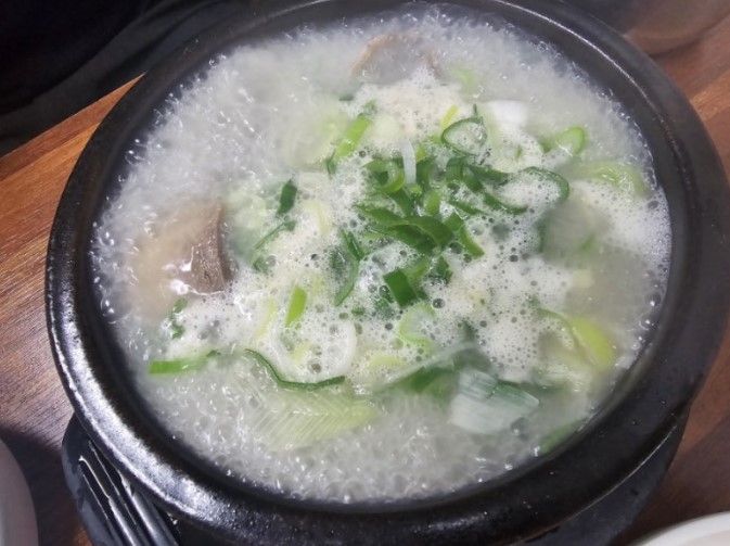 '장터식당'의 스그니처 메뉴인 소머리국밥