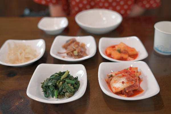 김치, 깍두기, 나물 2종, 생선으로 구성된 밑반찬