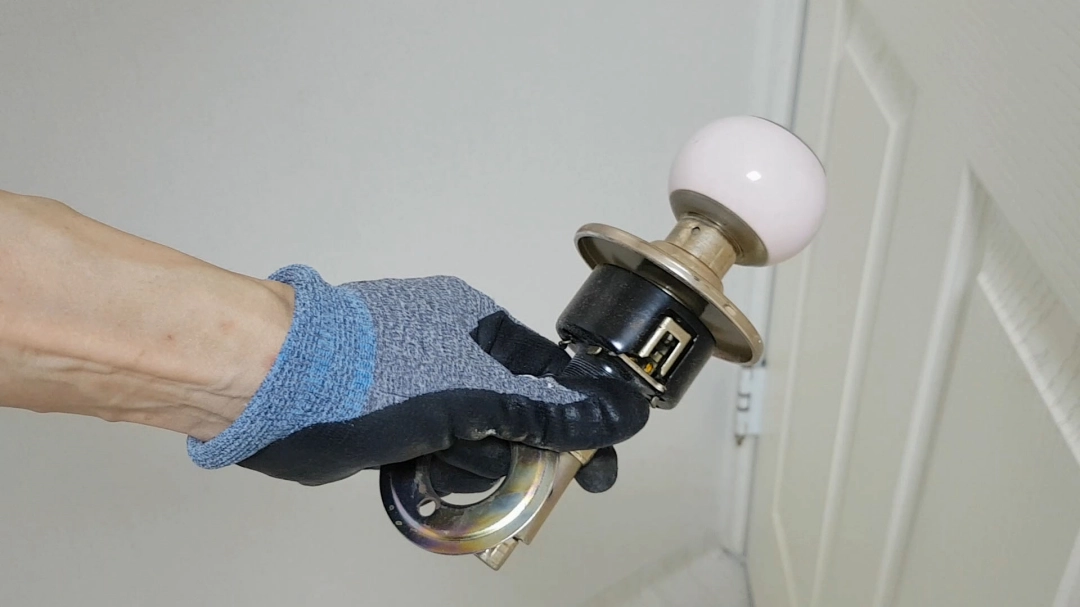 구형 방문손잡이 뗀 모습