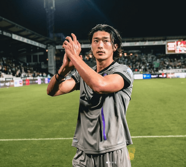 조규성 선수가 경기장에서 박수치는 장면